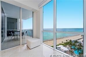 Foto del edificio - 18101 Collins Ave