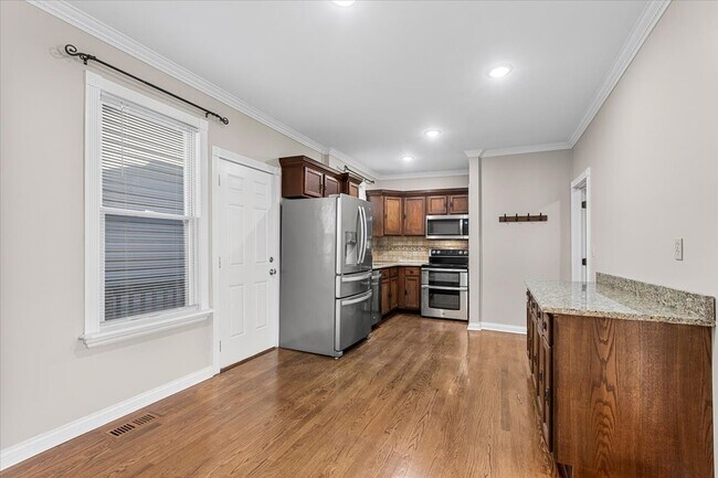 Building Photo - 2048 W 21st St