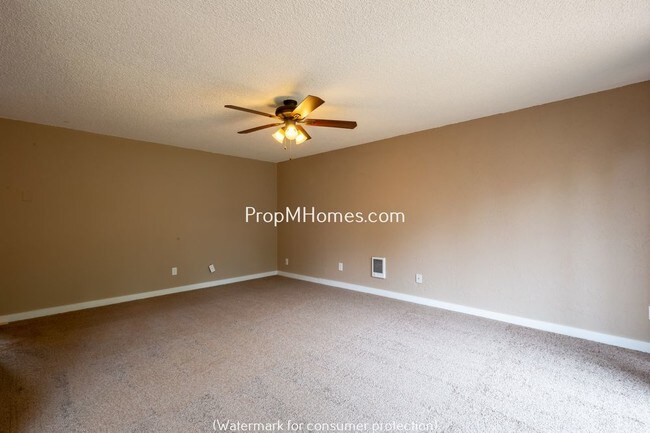 Building Photo - 1571 N Manzanita St