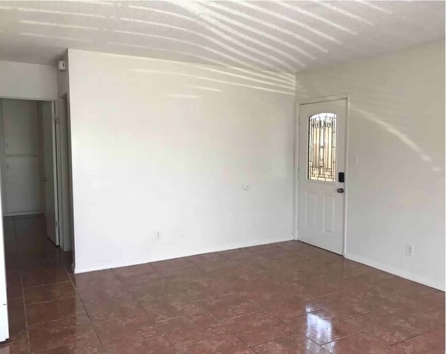 Building Photo - 4068 Oakcrest Dr
