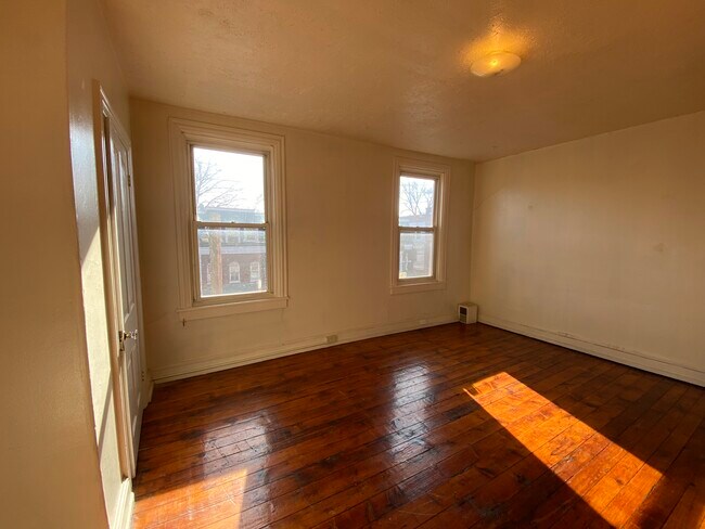 Living Rm toward James St - 31 E James St