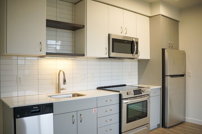 Building Photo - RENT SPECIAL: Top Floor 1-Bed w/Condo-Grade Finishes Ready Now!