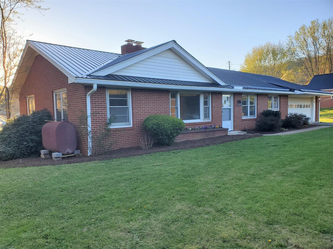 118 Colvard St, Jefferson, NC 28640 House for Rent in Jefferson, NC