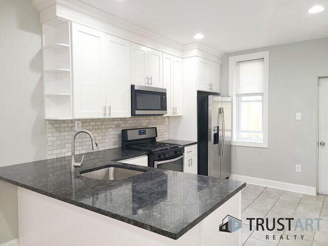 Building Photo - 3 bedroom/2 bath House