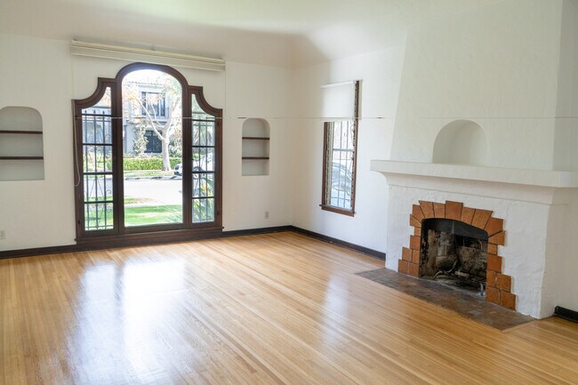 Building Photo - 1211 S Hayworth Ave