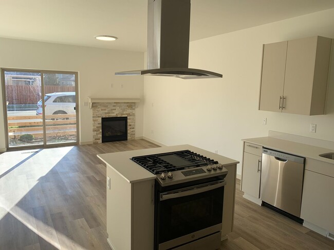 Building Photo - Modern 3 Bed/2.5 Bath Townhome in NW Redmond