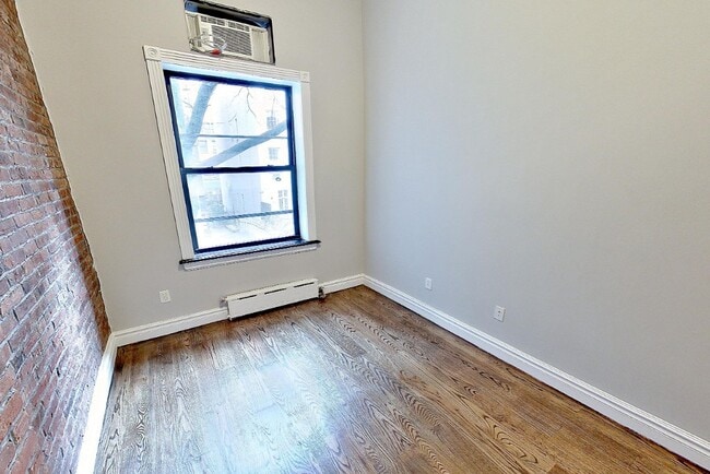 Building Photo - 138 E 16th St