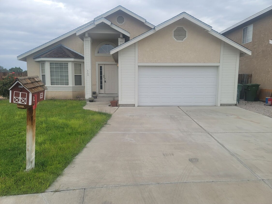 Foto principal - Beautiful home in Fallon for rent, 3 bedro...