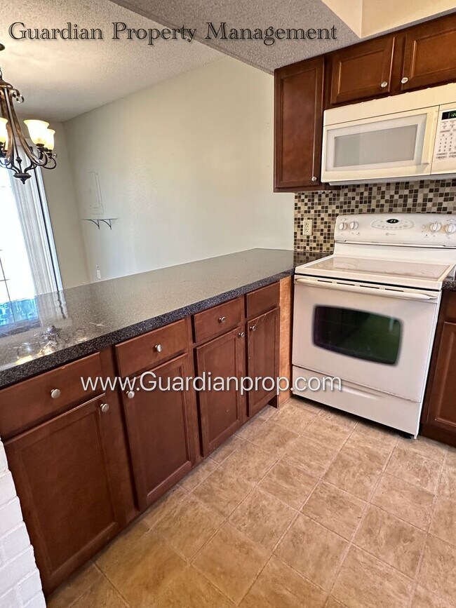 Building Photo - Burnsville Town Home, 1 Car Attached Garag...
