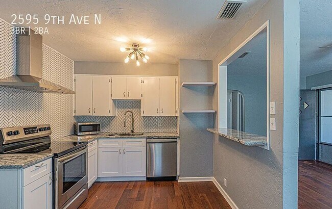 Foto del edificio - Stunningly Remodeled 3-Bedroom Home on a C...