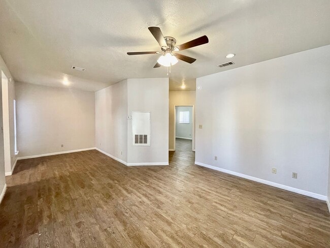 Building Photo - 2/2 Condo, Blocks from Campus and Downtown - Water and Trash Included!