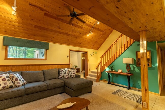 Building Photo - Northern Country Living