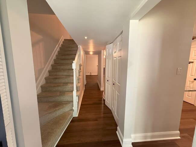 Building Photo - 1337 Springlawn Ct