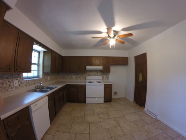 Kitchen - 856 Wilshire Dr