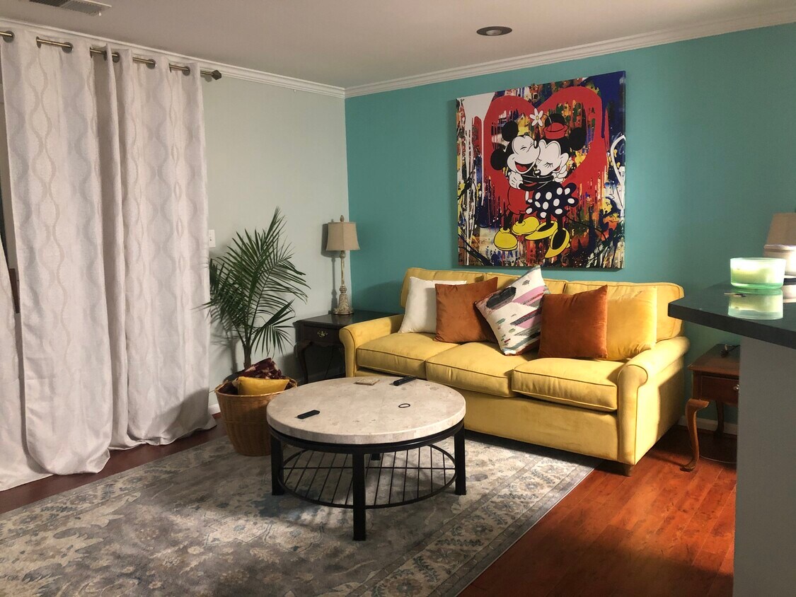 Living room - 505 N Graham St