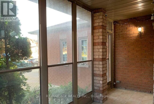 Building Photo - 282 Highglen Ave