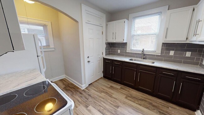Foto del edificio - 3 BEDROOMS, 1 FULL BATHROOM + 3 FREE OFF-S...