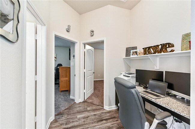 Building Photo - July Move-In! Beautiful 3 Bedroom home in ...