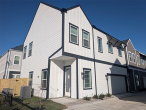 Building Photo - 9912 A Clark Rd