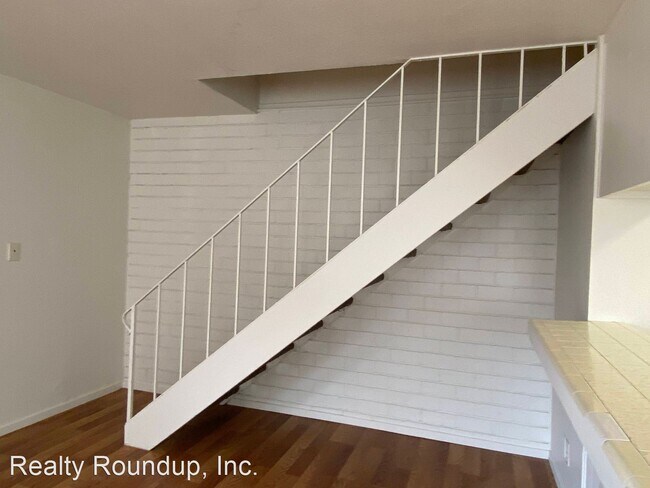 Building Photo - 2 br, 1 bath House - 408 E Bianchi Rd #2