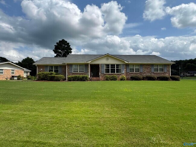 Building Photo - 816 Mira Vista Dr SE