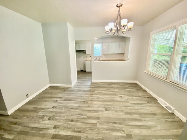 Foto del edificio - 7349 Jenwood Ave