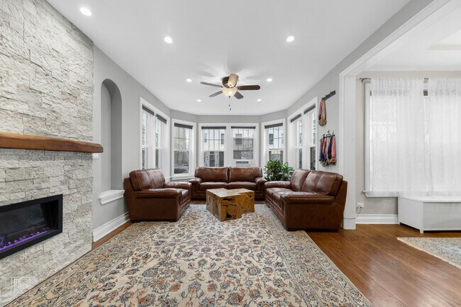 Foto del edificio - 2946 N Pine Grove Ave
