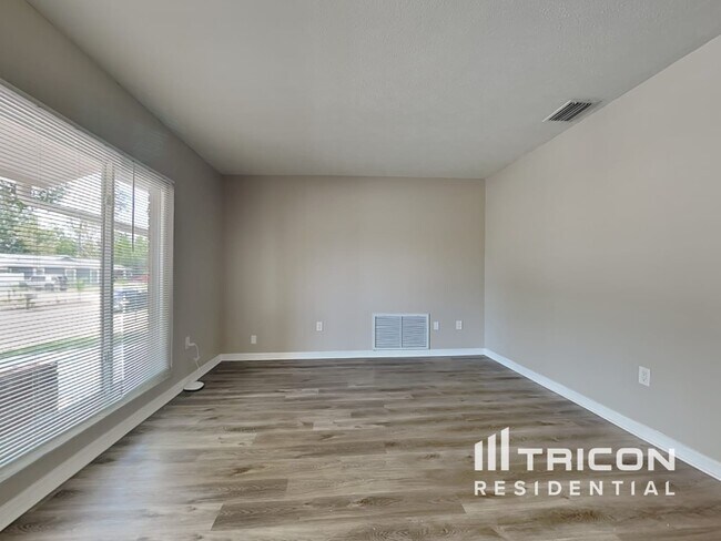 Building Photo - 2213 Kingswood Lane Brandon FL