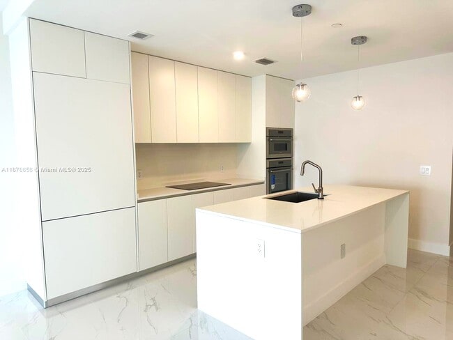 Foto del edificio - 700 NE 24th St