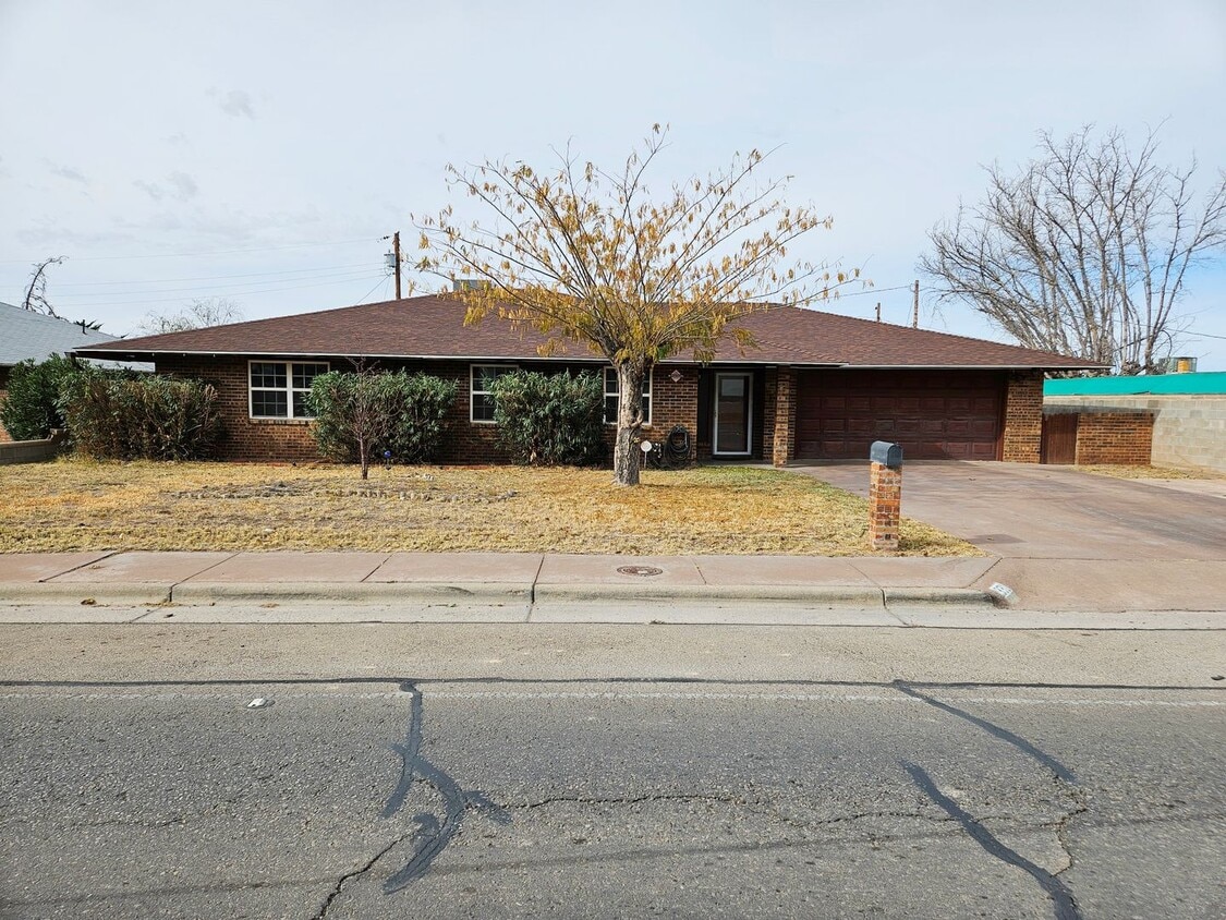 Primary Photo - Beautiful 4 Bedroom / 2 Bath Large Home wi...