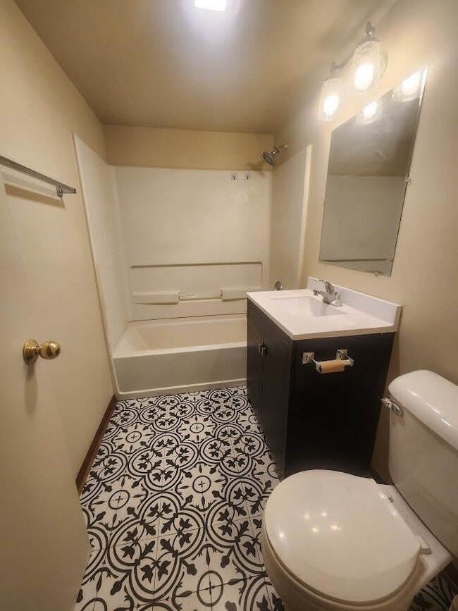 Building Photo - 1000 Parkwood Dr