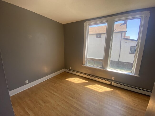 Building Photo - 323-323 Pearl St