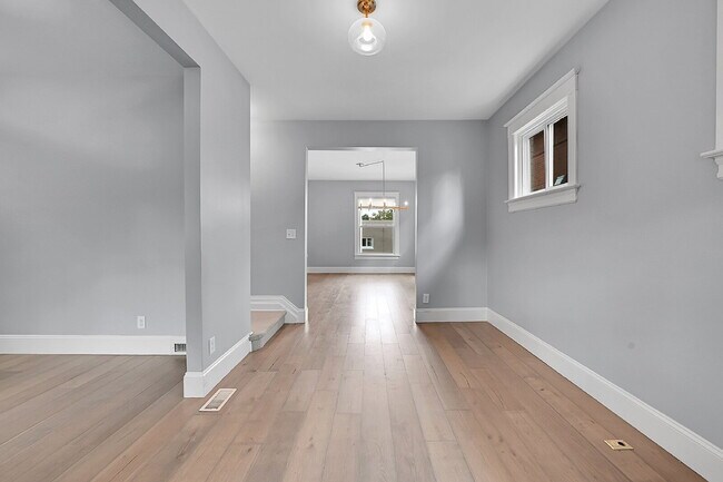 Foto del edificio - $3,595 - 3 Bed, 2 Bath Updated Home In Den...