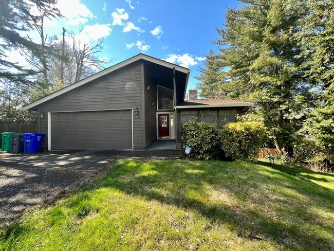 Building Photo - Charming and Spacious Home in a Convenient Gresham Location!