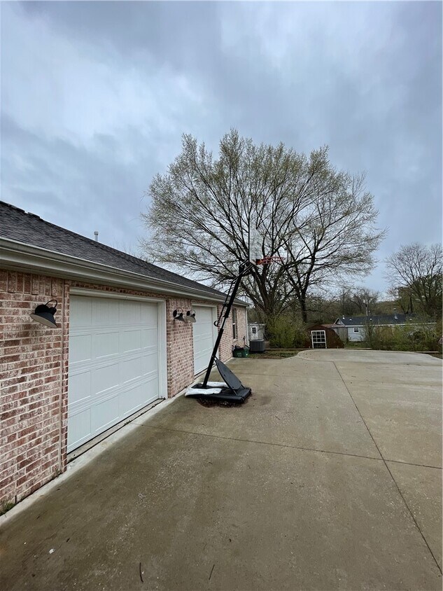 Building Photo - 1535 S Duncan Ave