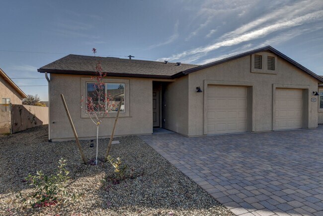 Building Photo - 3027 N Corrine Dr
