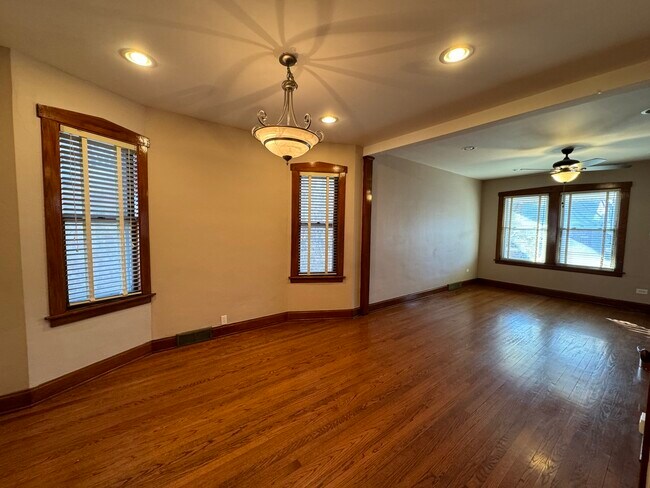 Building Photo - 2635 N Mango Ave