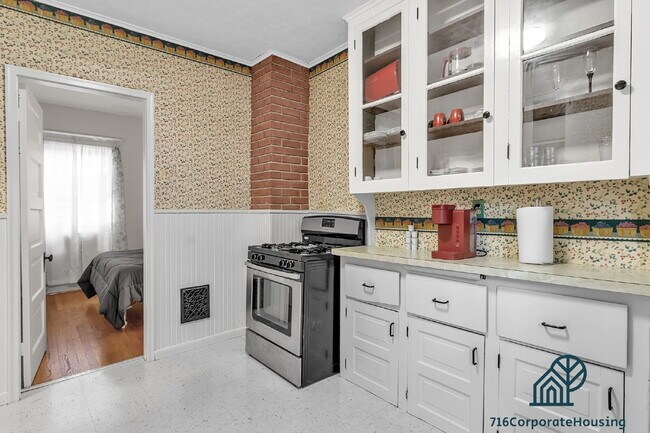 Building Photo - Furnished 3-Bedroom Lower Apartment on Bird Ave