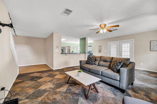 Building Photo - 812 Palitine Ln