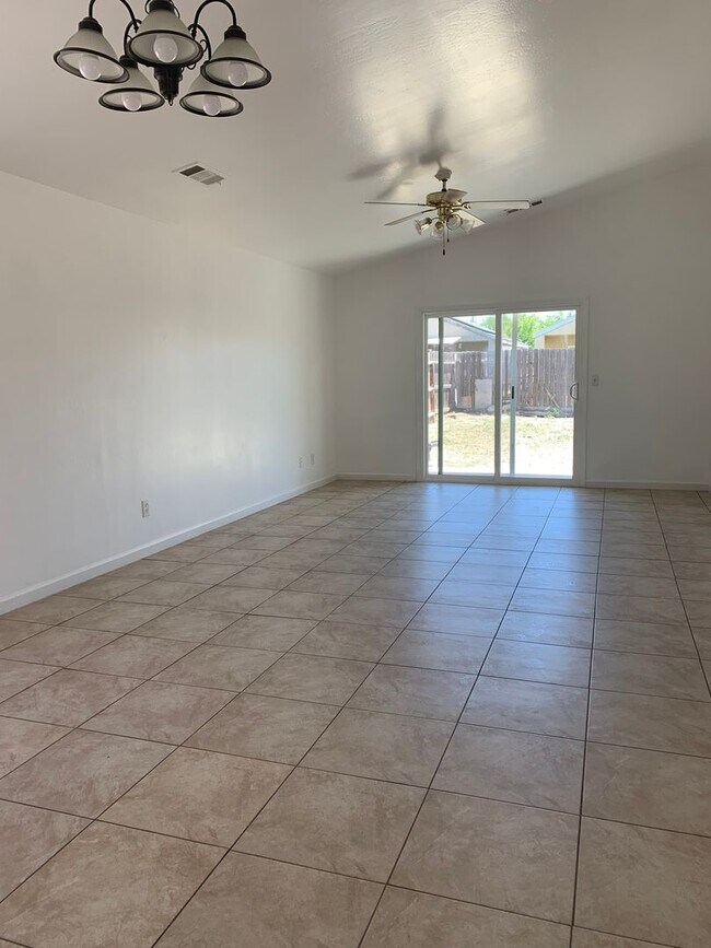 Building Photo - 3 Bedroom 2 Bath home