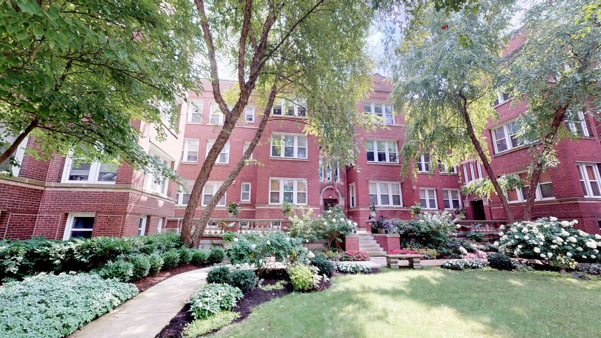 Primary Photo - 725 W Buckingham Pl