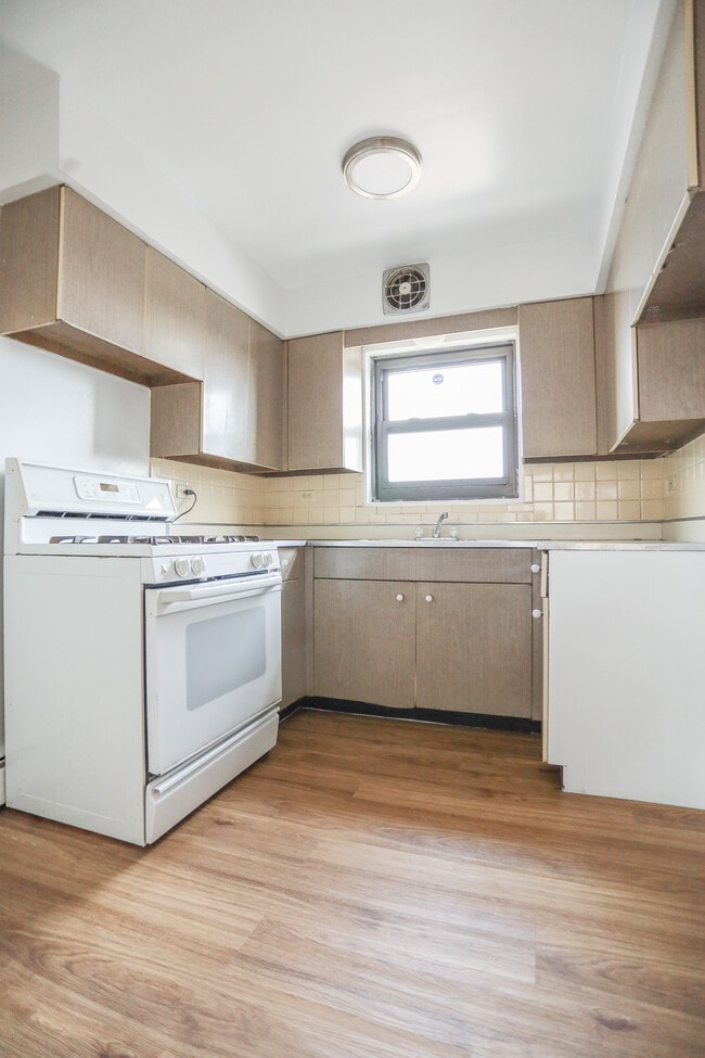 Building Photo - 2555 W Catalpa Ave