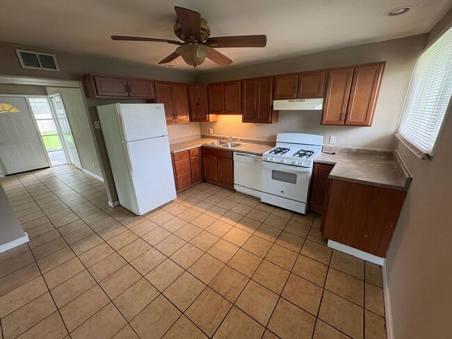 Building Photo - 3 Bedroom/1.5 Bath Brick Ranch