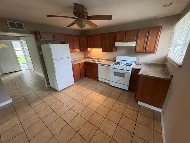 Building Photo - 8513 Midwood Ave