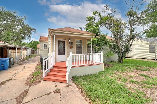 Foto del edificio - 722 Ralston - 4/bedroom 2/bathroom - $1995...