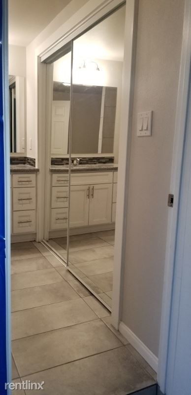 Building Photo - Studio, 1 bath Apartment - 4136 Columbia Ave