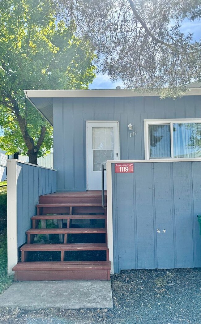 Foto del edificio - 2.2. miles to Sky Lakes Medical Center and Oregon Institute of Technology, 2bdrm 1 bath duplex