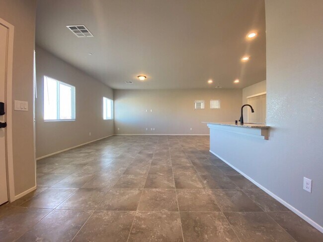 Foto del edificio - AMAZING GATED 3 BED 2.5 BATH 2 CAR GARAGE !
