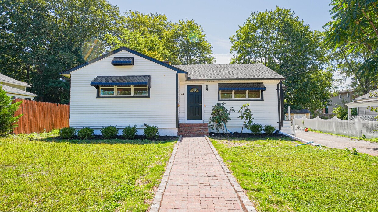 Primary Photo - 25 Oakleaf Dr