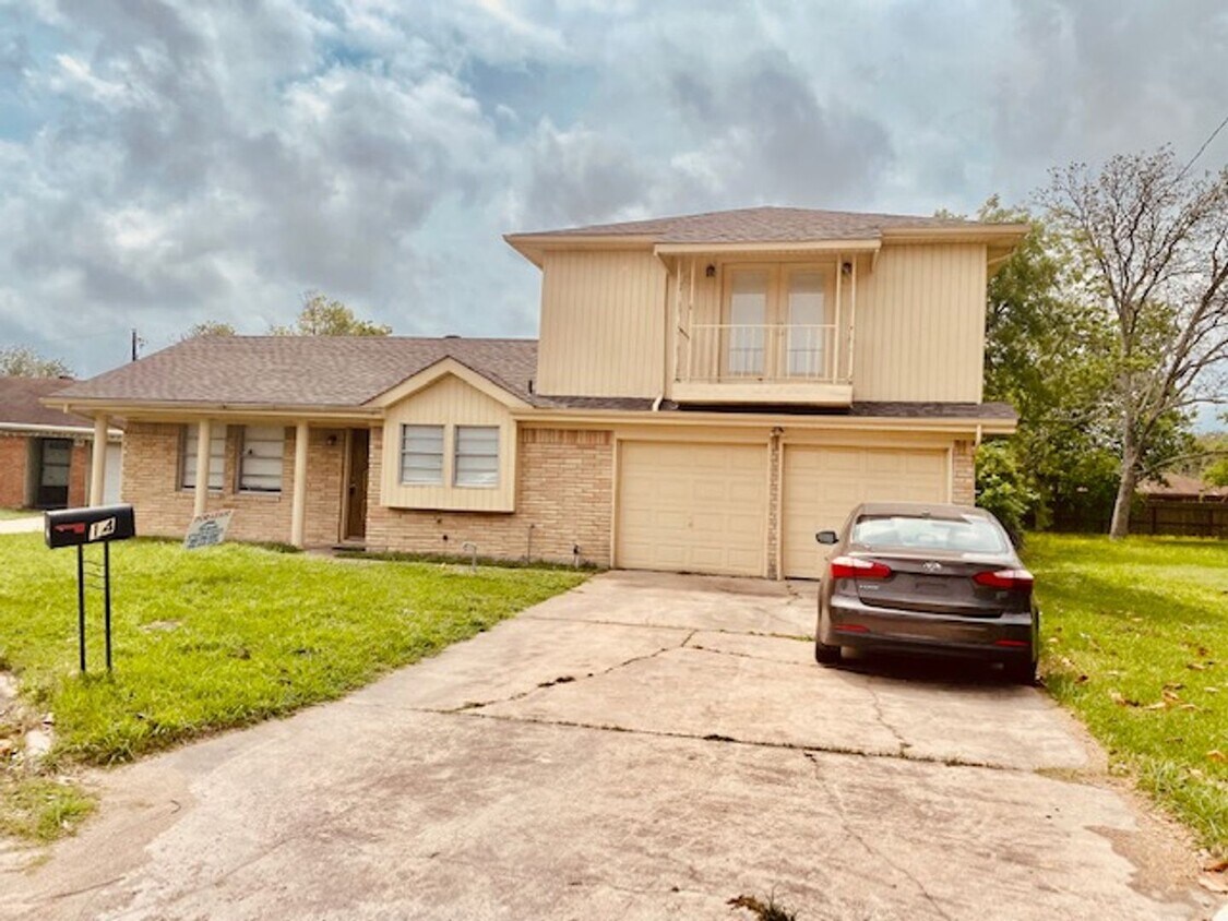 Primary Photo - BEAUTIFUL 4 BEDROOM 2.5 BATH HOME IN LA MA...